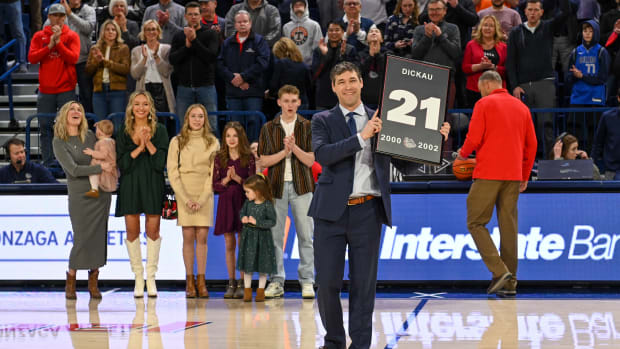 dan dickau gonzaga jersey ceremony8